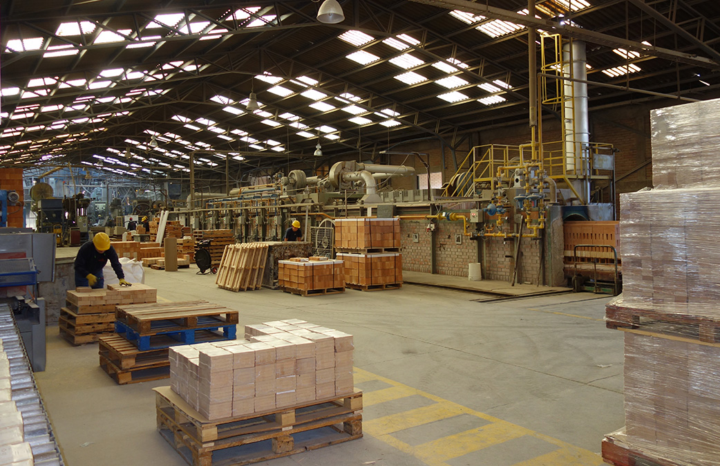 Interior de la planta de Refractarios Iunge en Lampa